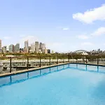 Cosy 1-Bed With Swimming Pool Facing Opera House